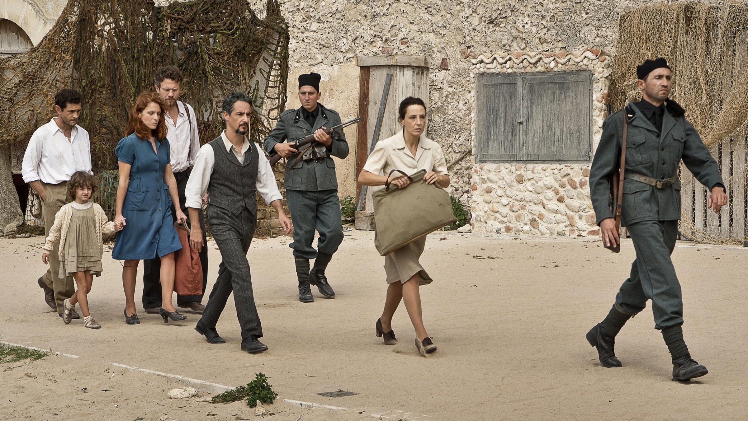 L'arrivo dei confinati sull'Isola di Ventotene in una scena del film.